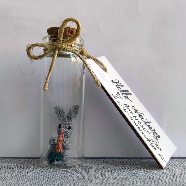 Iepuras crosetat cu morcovel – miniatura handmade cu suflet - imagine 4
