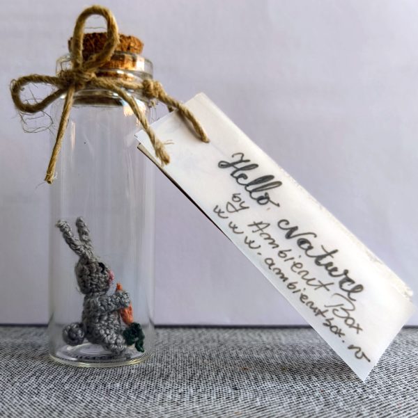 Iepuras crosetat cu morcovel – miniatura handmade cu suflet - imagine 2