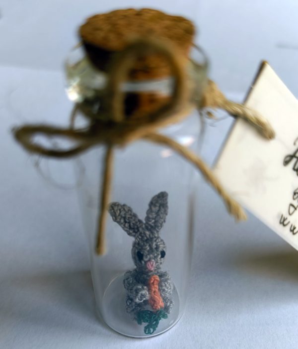 Iepuras crosetat cu morcovel – miniatura handmade cu suflet